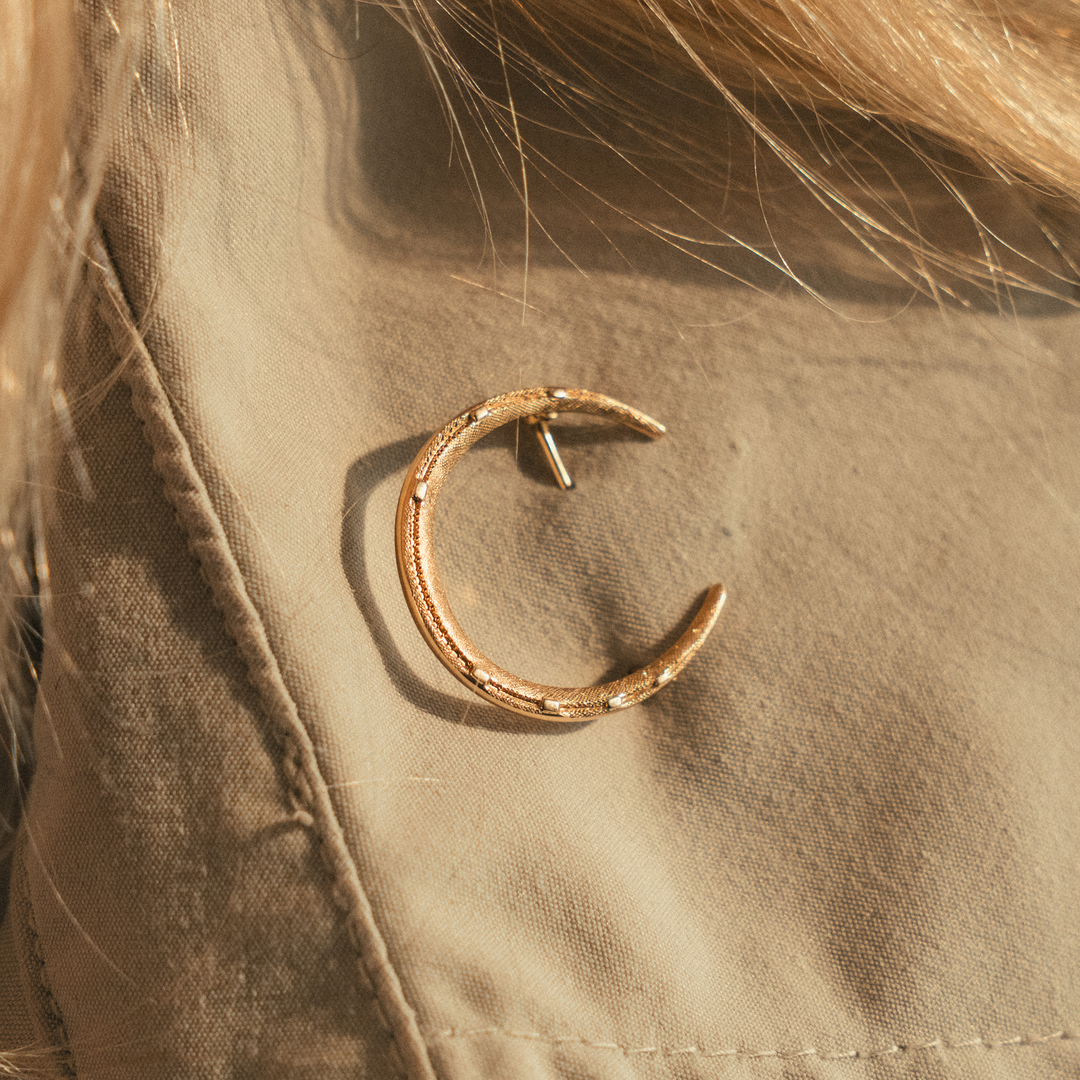 Textured Horseshoe Brooch