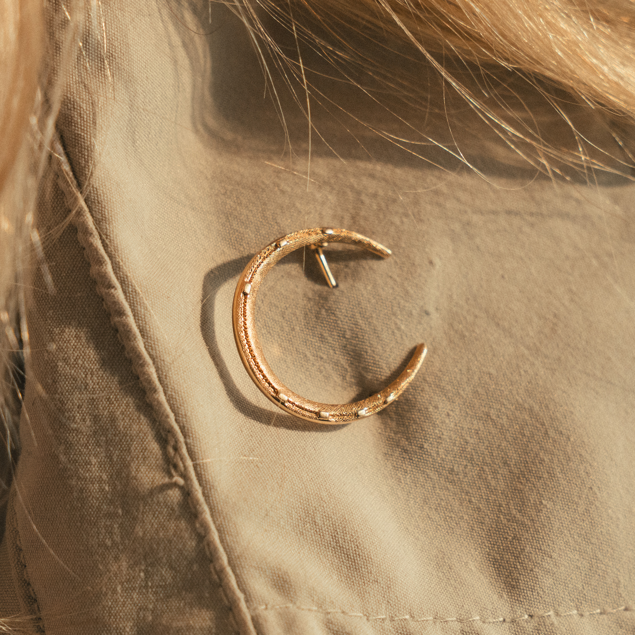 Textured Horseshoe Brooch
